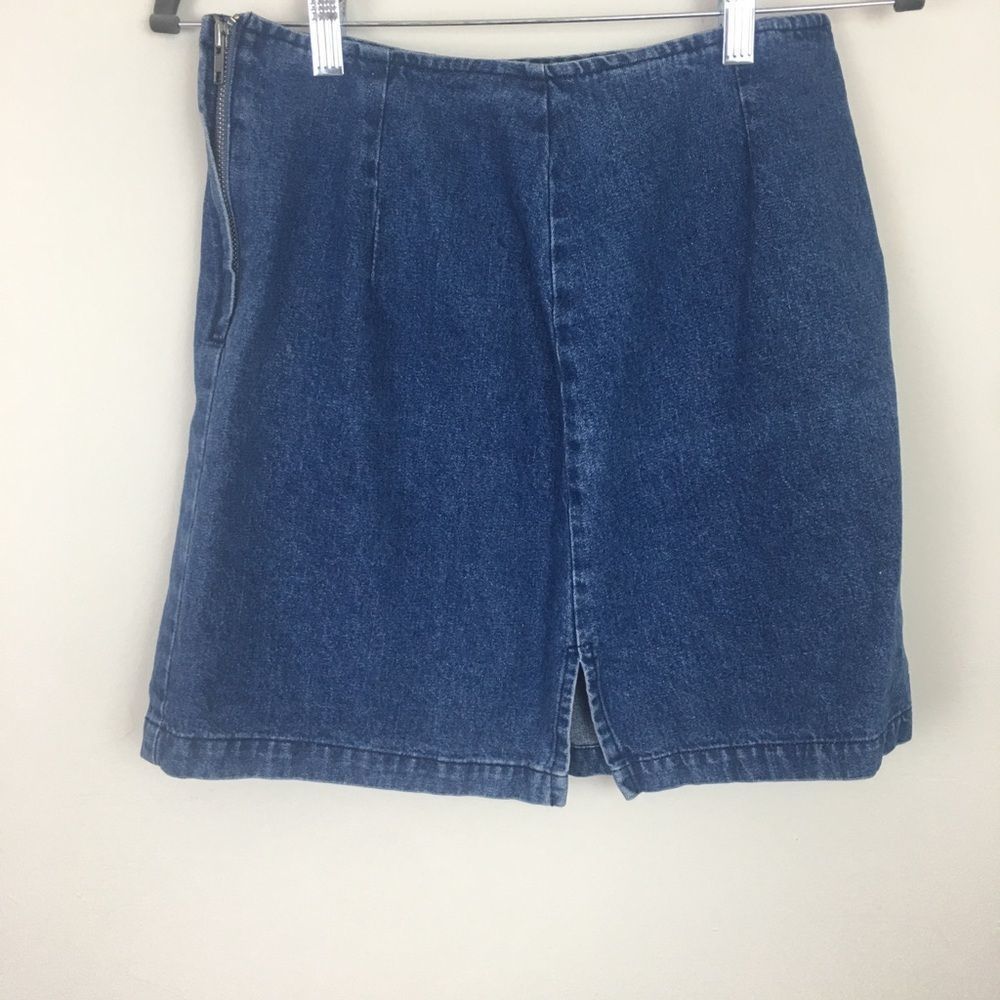 La Belle Fashions Inc. Fitted mini skirt, size 9.